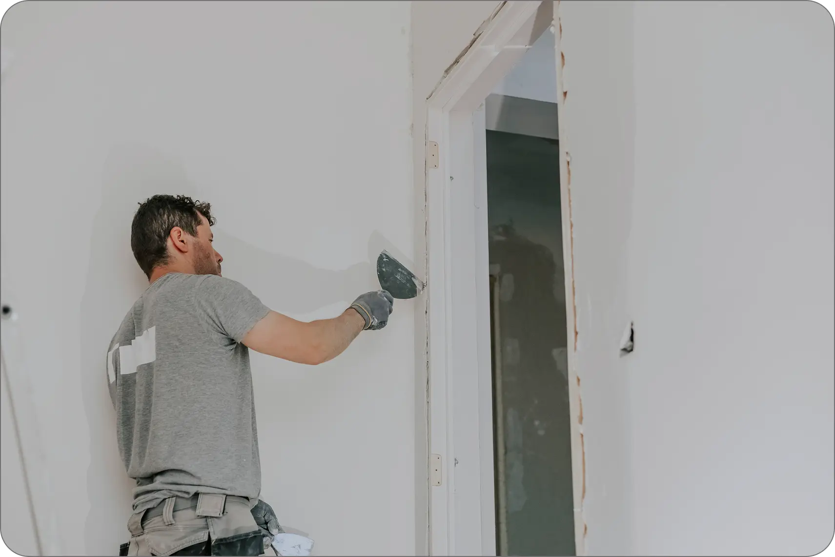 Handy Wizzard team member mudding the wall