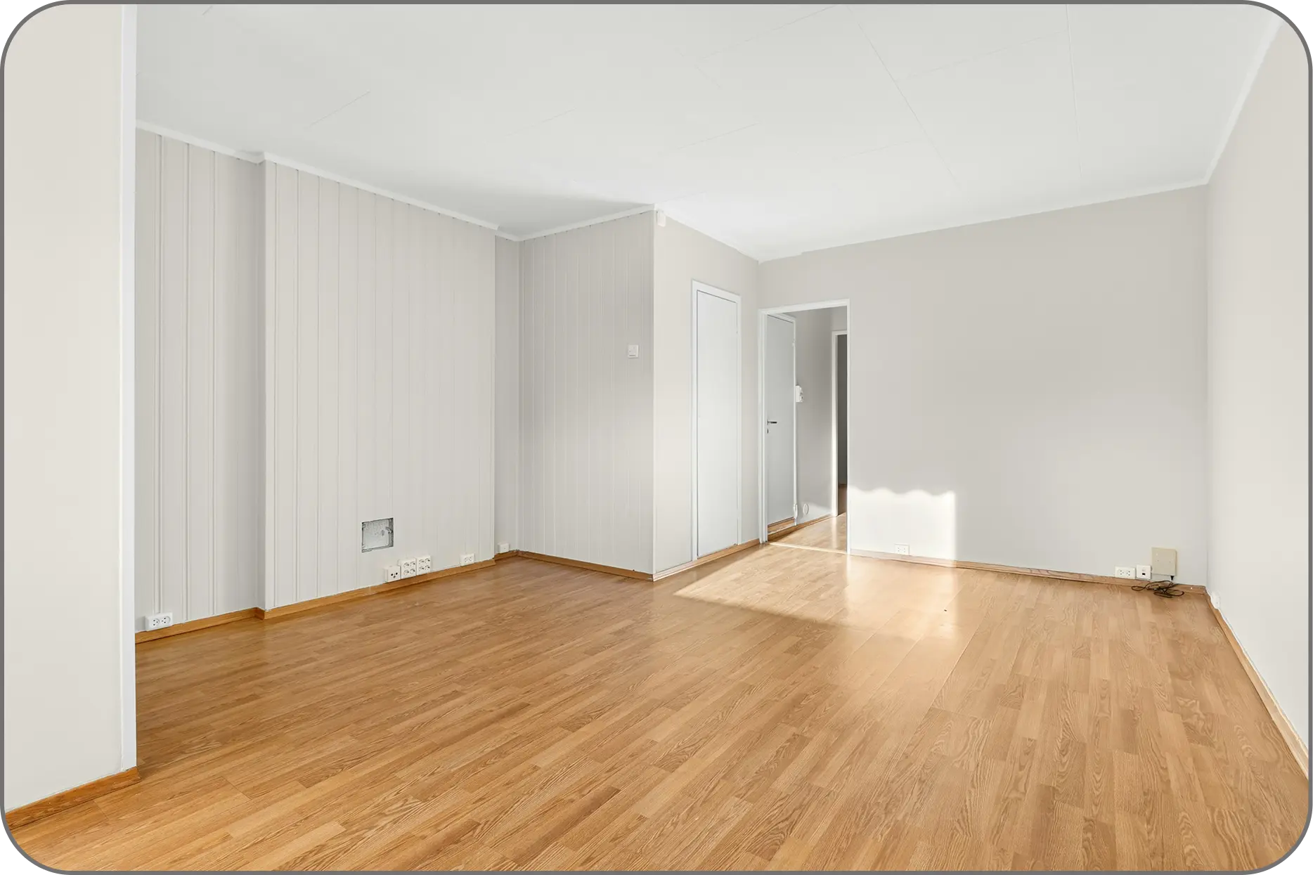 Big room with laminate flooring installed